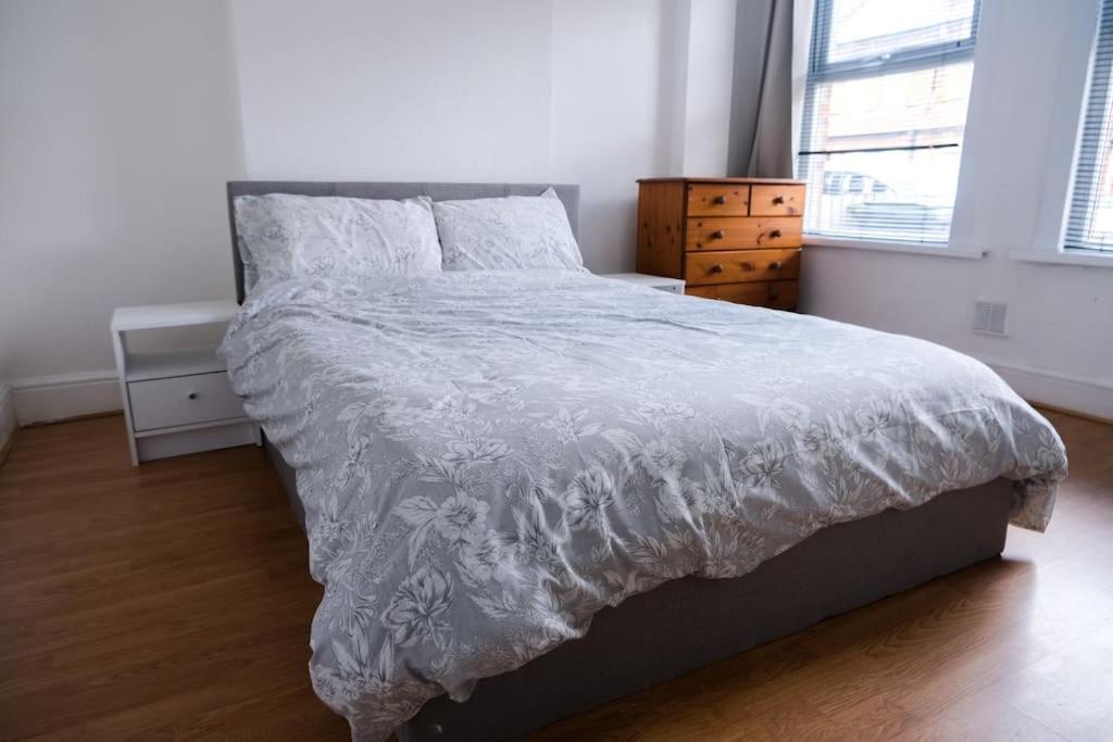 4 Bedroom House In Turnpike Lane/Wood Green Londyn Zewnętrze zdjęcie